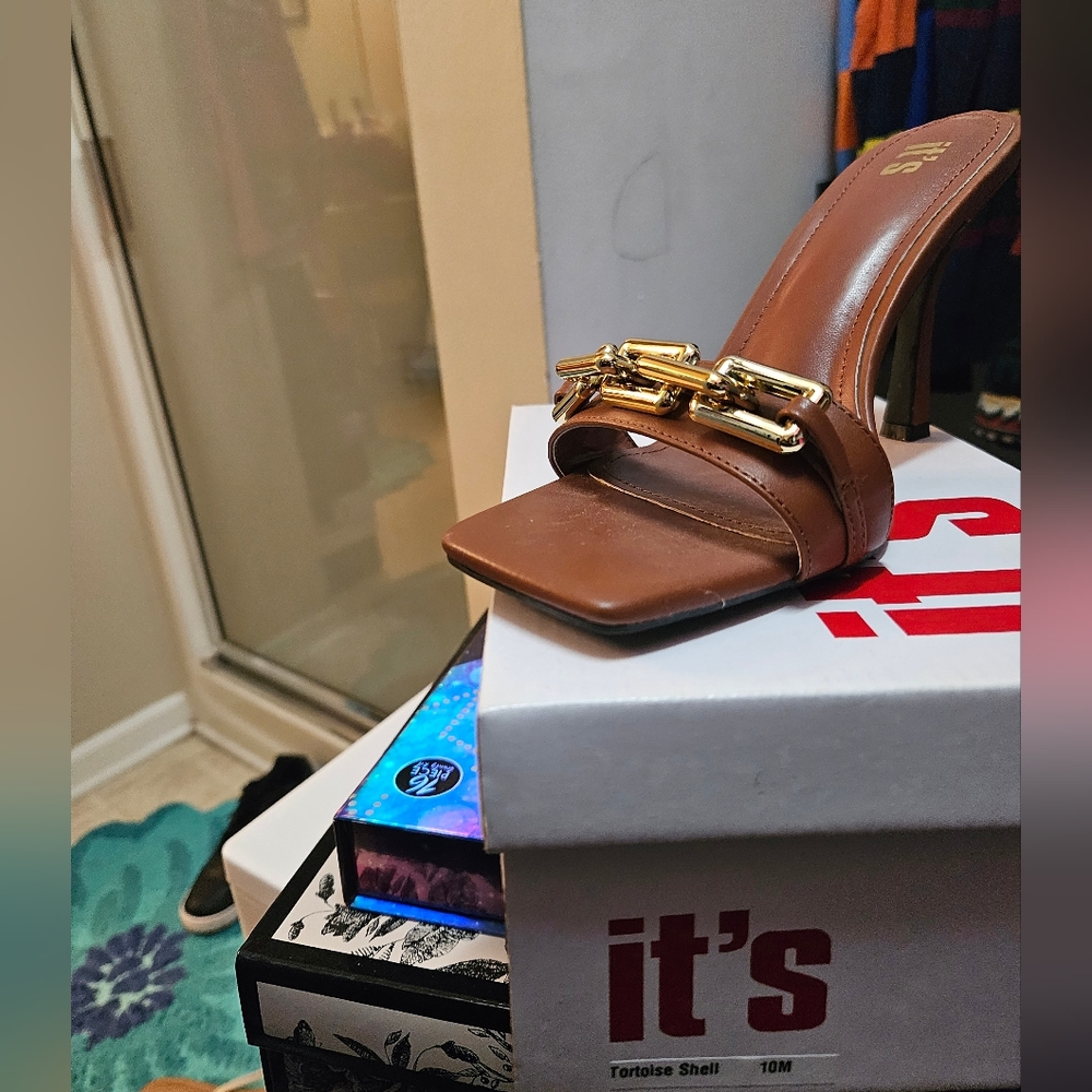 Brown mules